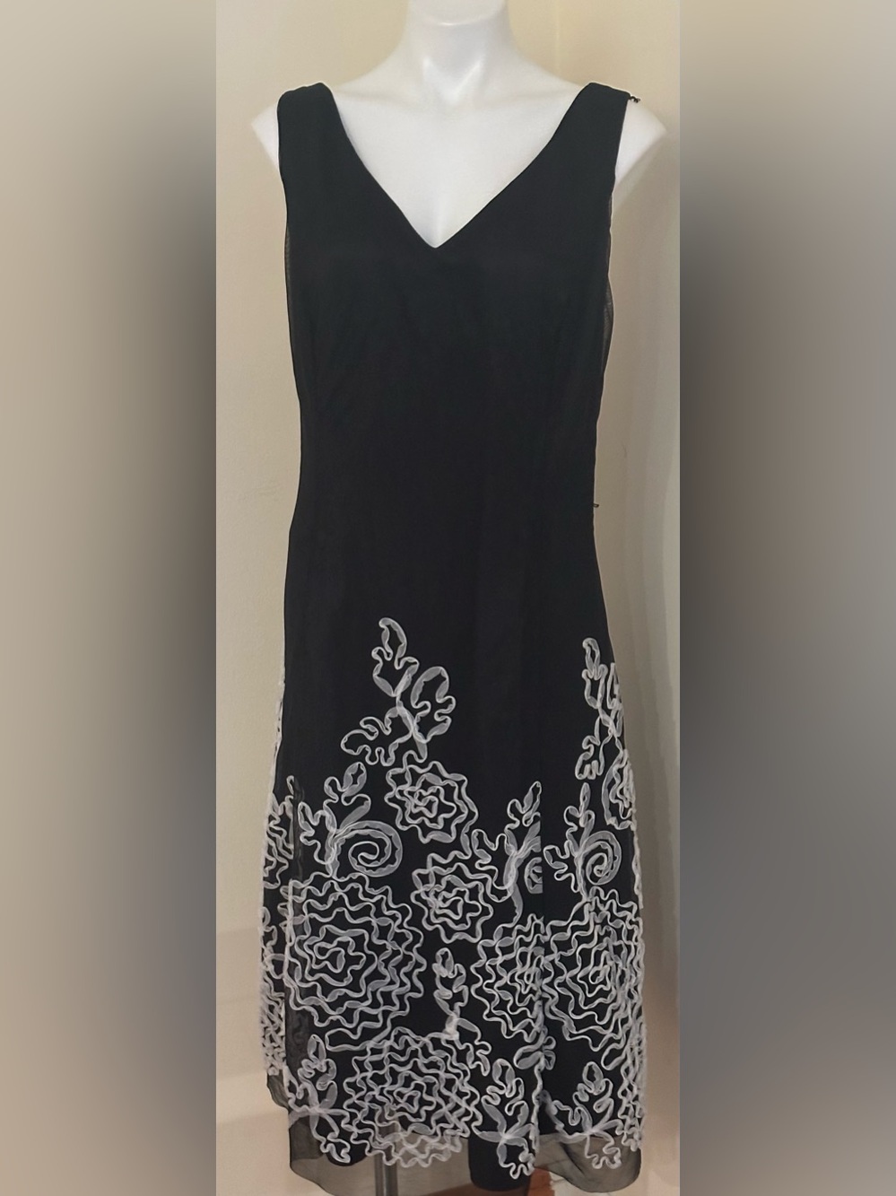 ADRIANNA PAPELL  BOUTIQUE Black Dress with White Floral Embroidery Bottom Sz 18W